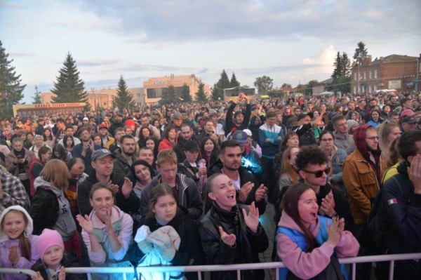 Концерт «25/17» в Таре собрал более 5 тысяч зрителей