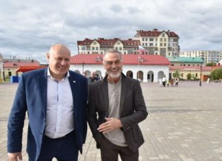 Никас Сафронов пишет портреты для омского музея