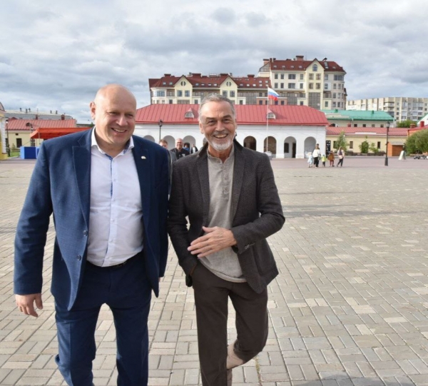 Никас Сафронов пишет портреты для омского музея