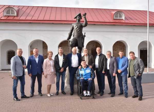 Никас Сафронов пишет портреты для омского музея