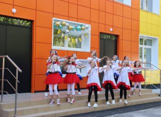 При поддержке «Единой России» в Омске открыли обновленную школу искусств