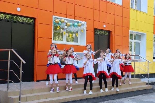 При поддержке «Единой России» в Омске открыли обновленную школу искусств