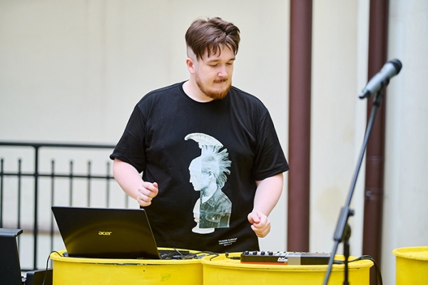 В Омске презентовали музыкальный альбом, созданный из звуков завода «Полиом»