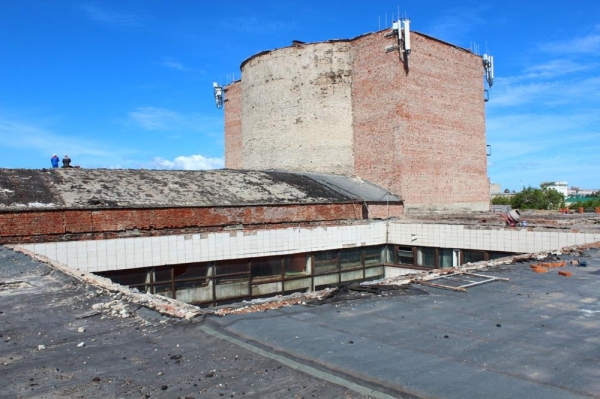 В омском ТЮЗе начали ремонтировать кровлю 