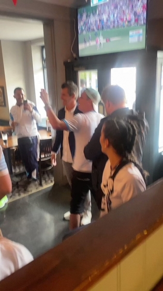 Тренер «Бристоля» посмотрел матч «Тоттенхэма» в фан-секторе «Марселя». И показал местным средний палец