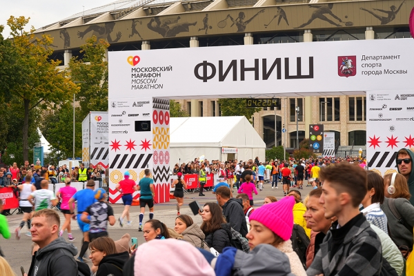 Прошел первый Московский марафон за два года. Собрали фото, видео и интервью с атлетами