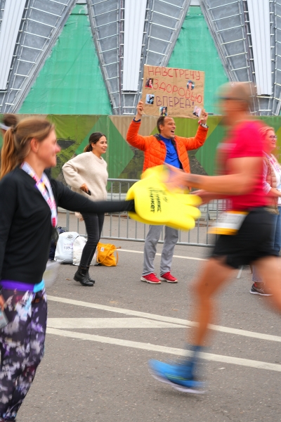 Прошел первый Московский марафон за два года. Собрали фото, видео и интервью с атлетами