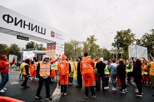 Прошел первый Московский марафон за два года. Собрали фото, видео и интервью с атлетами