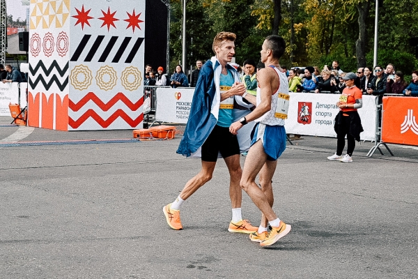 Прошел первый Московский марафон за два года. Собрали фото, видео и интервью с атлетами