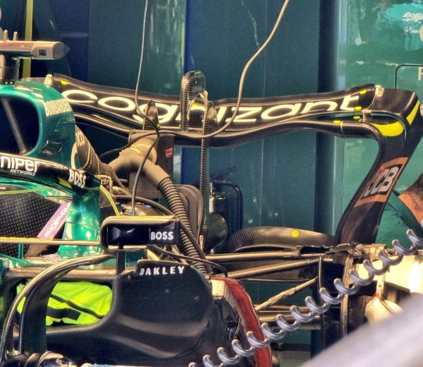 Представляете, машина Феттеля ездит на прямых медленнее болида «Ф-2»! А ведь с нее срезали максимум крыльев ради максималки