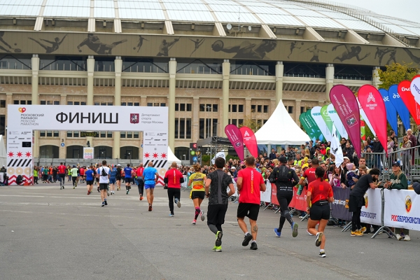 Прошел первый Московский марафон за два года. Собрали фото, видео и интервью с атлетами