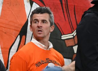 Тренер «Бристоля» посмотрел матч «Тоттенхэма» в фан-секторе «Марселя». И показал местным средний палец