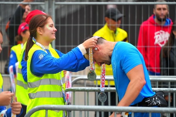 Прошел первый Московский марафон за два года. Собрали фото, видео и интервью с атлетами