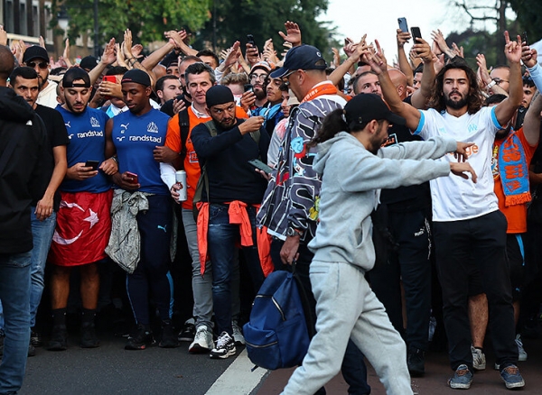 Тренер «Бристоля» посмотрел матч «Тоттенхэма» в фан-секторе «Марселя». И показал местным средний палец