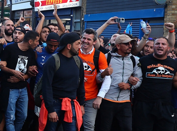 Тренер «Бристоля» посмотрел матч «Тоттенхэма» в фан-секторе «Марселя». И показал местным средний палец