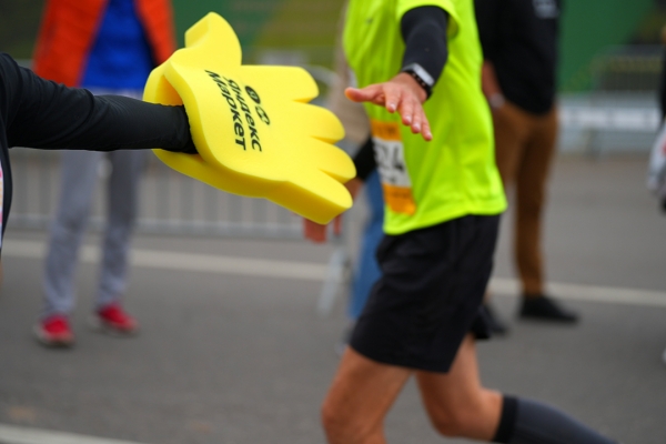 Прошел первый Московский марафон за два года. Собрали фото, видео и интервью с атлетами