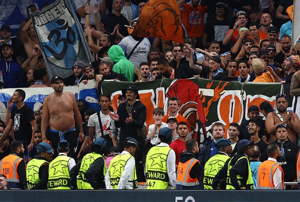 Тренер «Бристоля» посмотрел матч «Тоттенхэма» в фан-секторе «Марселя». И показал местным средний палец