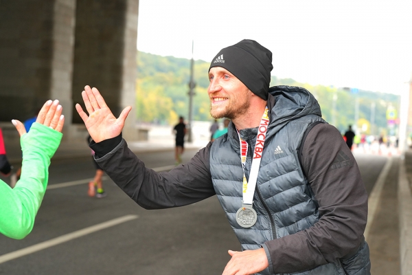 Прошел первый Московский марафон за два года. Собрали фото, видео и интервью с атлетами