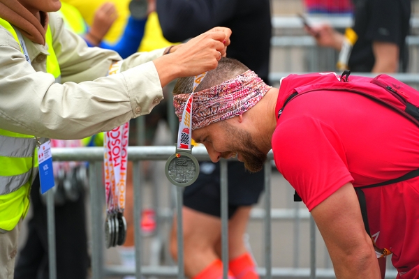 Прошел первый Московский марафон за два года. Собрали фото, видео и интервью с атлетами