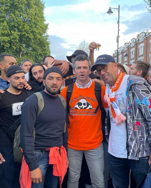 Тренер «Бристоля» посмотрел матч «Тоттенхэма» в фан-секторе «Марселя». И показал местным средний палец