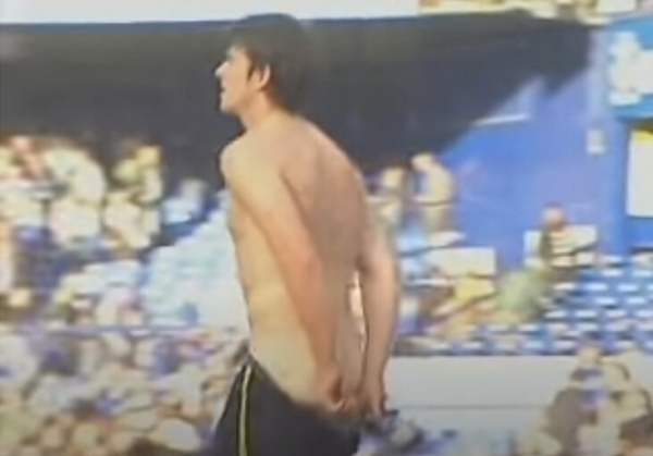 Тренер «Бристоля» посмотрел матч «Тоттенхэма» в фан-секторе «Марселя». И показал местным средний палец