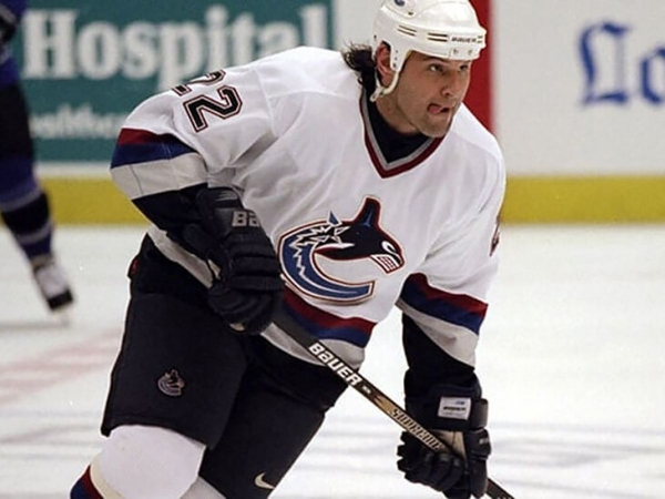 Удивительная судьба легенды «Флайерс»: совмещал футбол с хоккеем, снимался в кино, бросил НХЛ из-за племянницы, боролся с неизлечимой болезнью