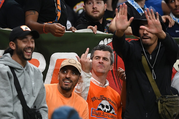 Тренер «Бристоля» посмотрел матч «Тоттенхэма» в фан-секторе «Марселя». И показал местным средний палец