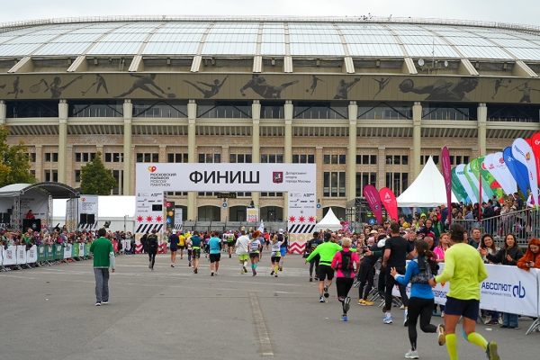Прошел первый Московский марафон за два года. Собрали фото, видео и интервью с атлетами