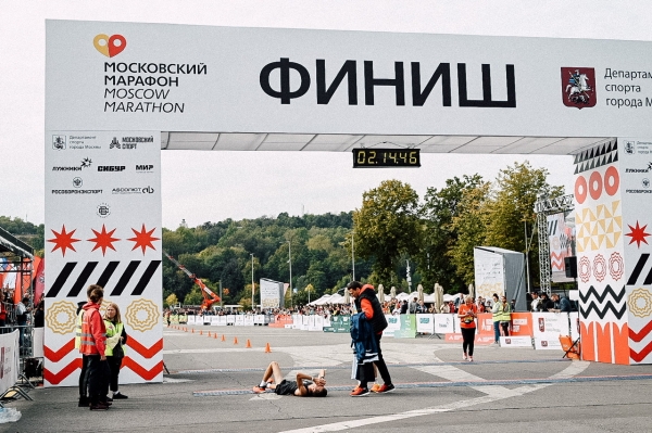 Прошел первый Московский марафон за два года. Собрали фото, видео и интервью с атлетами