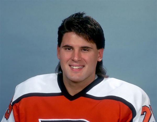 Удивительная судьба легенды «Флайерс»: совмещал футбол с хоккеем, снимался в кино, бросил НХЛ из-за племянницы, боролся с неизлечимой болезнью