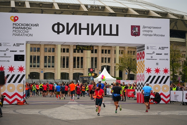 Прошел первый Московский марафон за два года. Собрали фото, видео и интервью с атлетами