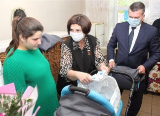 Депутаты губдумы помогли молодой маме из Харьковской области