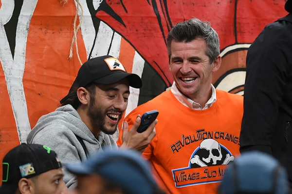 Тренер «Бристоля» посмотрел матч «Тоттенхэма» в фан-секторе «Марселя». И показал местным средний палец