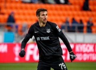 Еще недавно он играл с любителями, чтобы прокормить семью. А в 26 ворвался в РПЛ и заменил Бикфалви в «Урале»