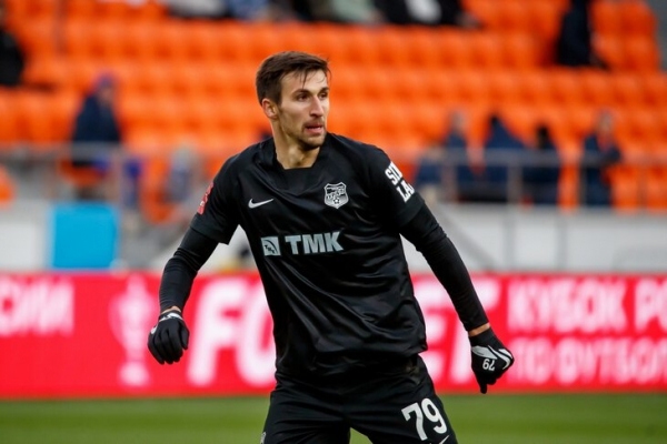 Еще недавно он играл с любителями, чтобы прокормить семью. А в 26 ворвался в РПЛ и заменил Бикфалви в «Урале»  