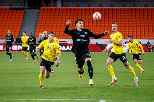 Еще недавно он играл с любителями, чтобы прокормить семью. А в 26 ворвался в РПЛ и заменил Бикфалви в «Урале»  