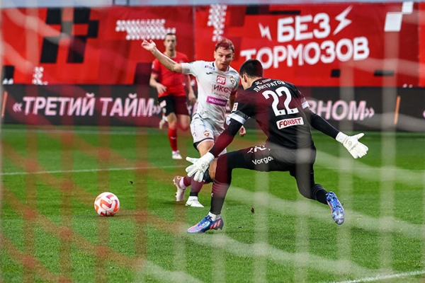 Гогниев заменил Лантратова в перерыве – хотел чаще разыгрывать низом. Разбираем самое странное действие тура