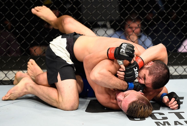 Тяжелейший бой Махачева в UFC: соперник намазал волосы гелем и полез в борьбу – теперь Ислам просит всех мыть голову 