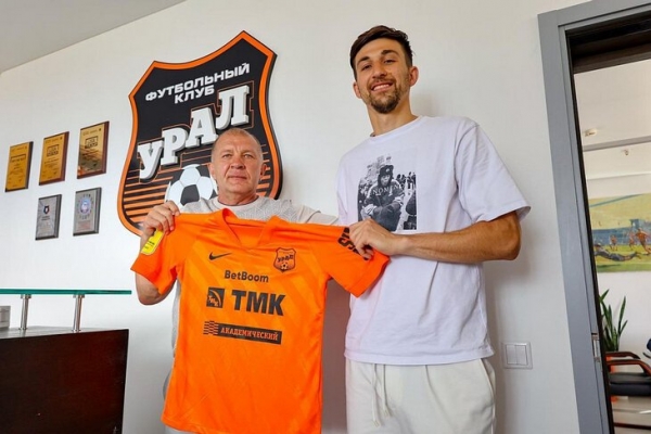 Еще недавно он играл с любителями, чтобы прокормить семью. А в 26 ворвался в РПЛ и заменил Бикфалви в «Урале»  