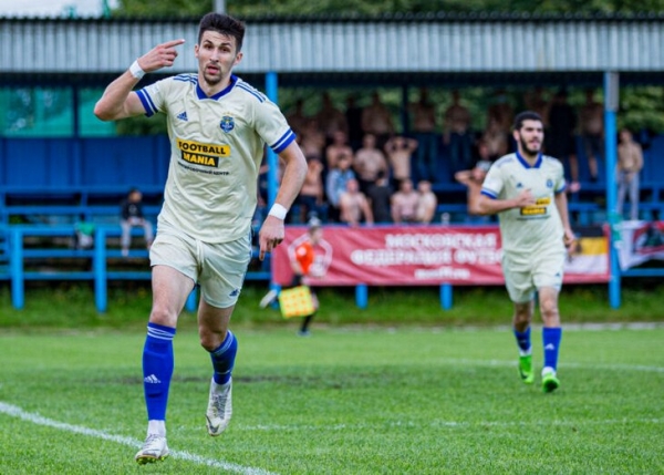 Еще недавно он играл с любителями, чтобы прокормить семью. А в 26 ворвался в РПЛ и заменил Бикфалви в «Урале»  