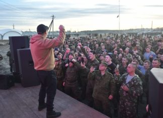 В Омске для мобилизованных выступил рэпер Жиган