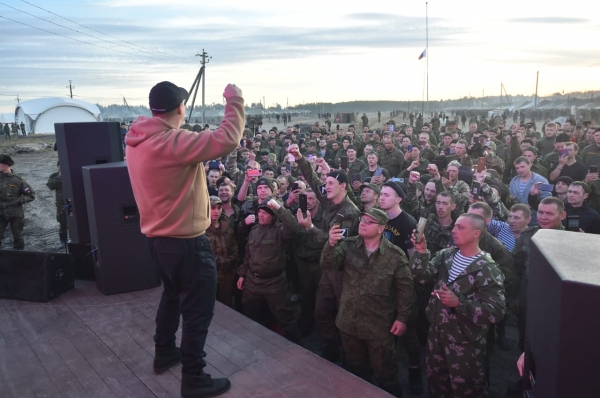 В Омске для мобилизованных выступил рэпер Жиган