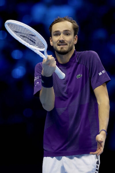 Коллапс Медведева: отыграл 3 матчбола у Циципаса, подавал на победу – и внезапно развалился. Теперь не выйдет из группы итогового