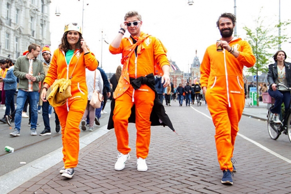 Почему Нидерланды играют в оранжевой форме, хотя на флаге этого цвета нет?