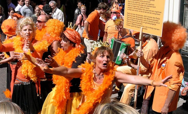 Почему Нидерланды играют в оранжевой форме, хотя на флаге этого цвета нет?