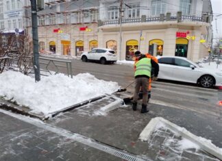 В Самаре всю ночь работали люди и техника, расчищая город от снега