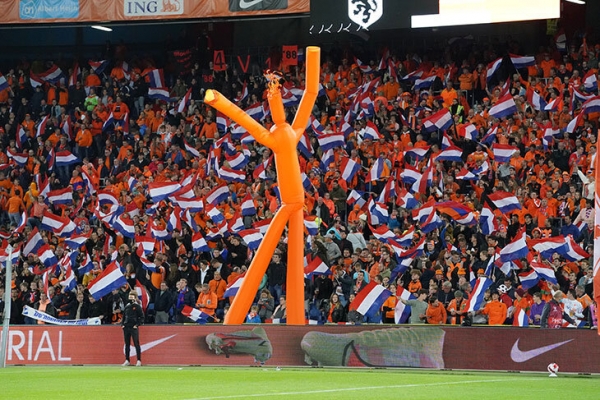 Почему Нидерланды играют в оранжевой форме, хотя на флаге этого цвета нет?