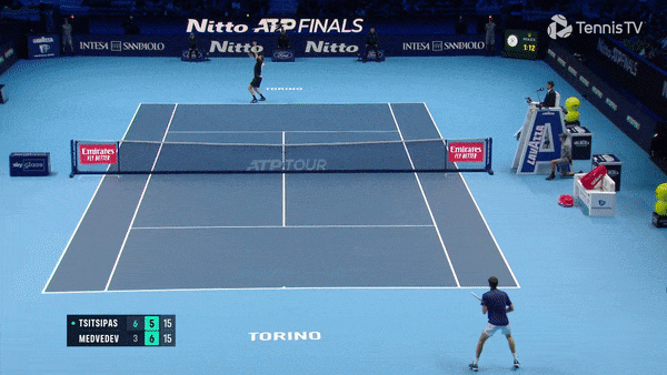 Коллапс Медведева: отыграл 3 матчбола у Циципаса, подавал на победу – и внезапно развалился. Теперь не выйдет из группы итогового