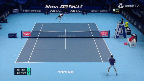 Коллапс Медведева: отыграл 3 матчбола у Циципаса, подавал на победу – и внезапно развалился. Теперь не выйдет из группы итогового