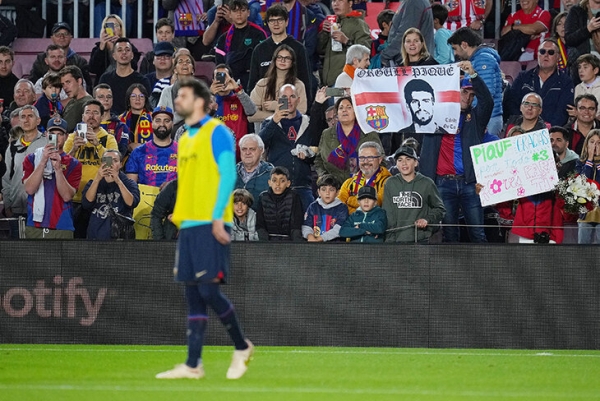 &laquo;Здесь родился, здесь и умру&raquo;. Пике со слезами ушел из &laquo;Барсы&raquo; и закончил карьеру